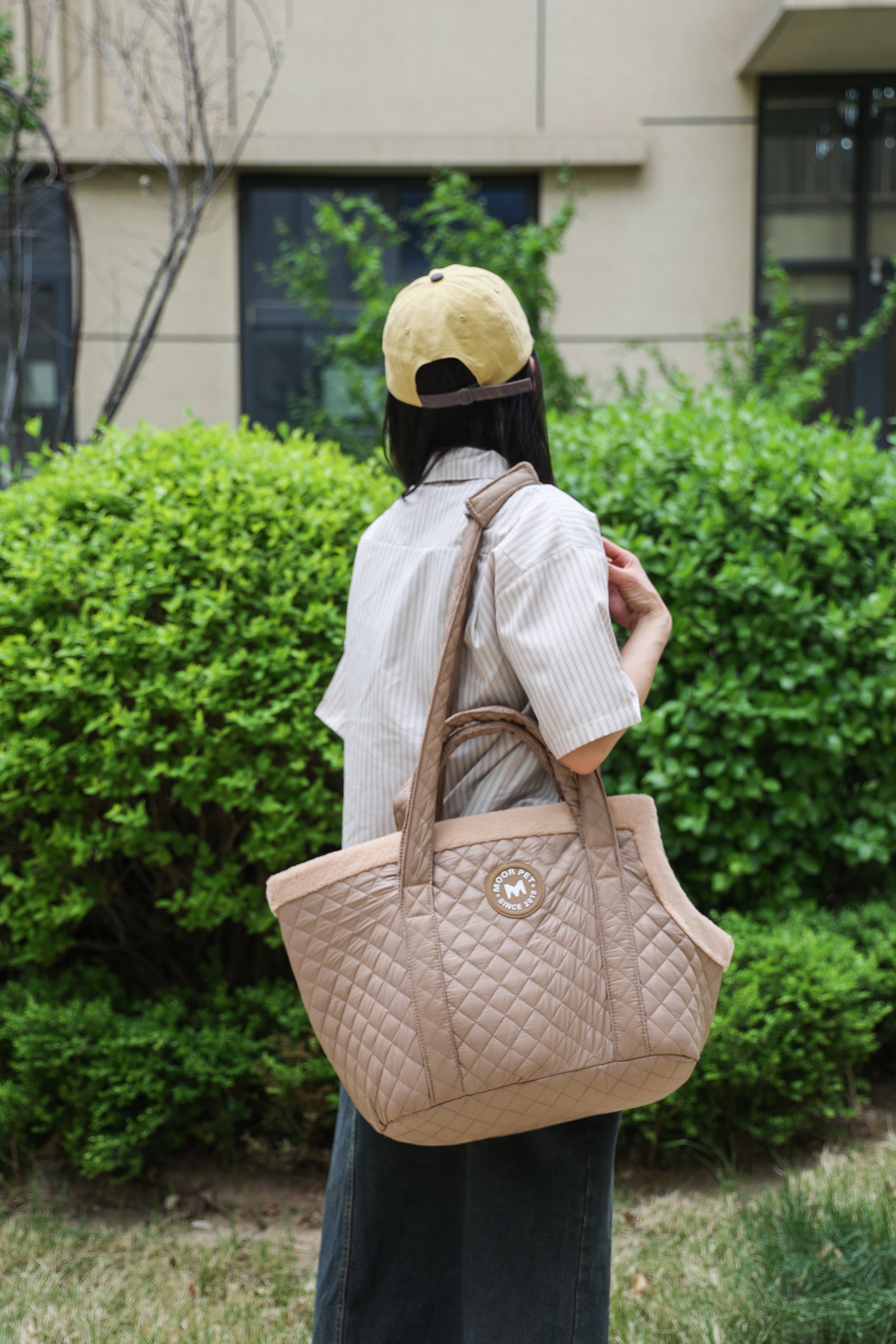 Tote cat carrier — Warm, Portable & Fur-Resistant